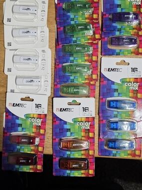 31 Total. UNIREX/UNIF 18-16GB and 13-8GB USB 2.0 Flash Drives In Multiple Colors